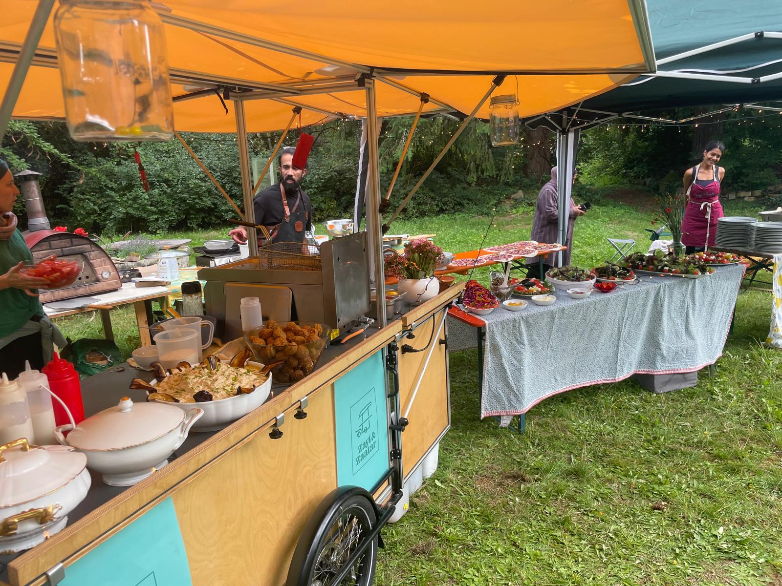 Zayt & Zaatar Foodbike im Garten aufgebaut mit Falafel, Salaten und Suppenterrinen