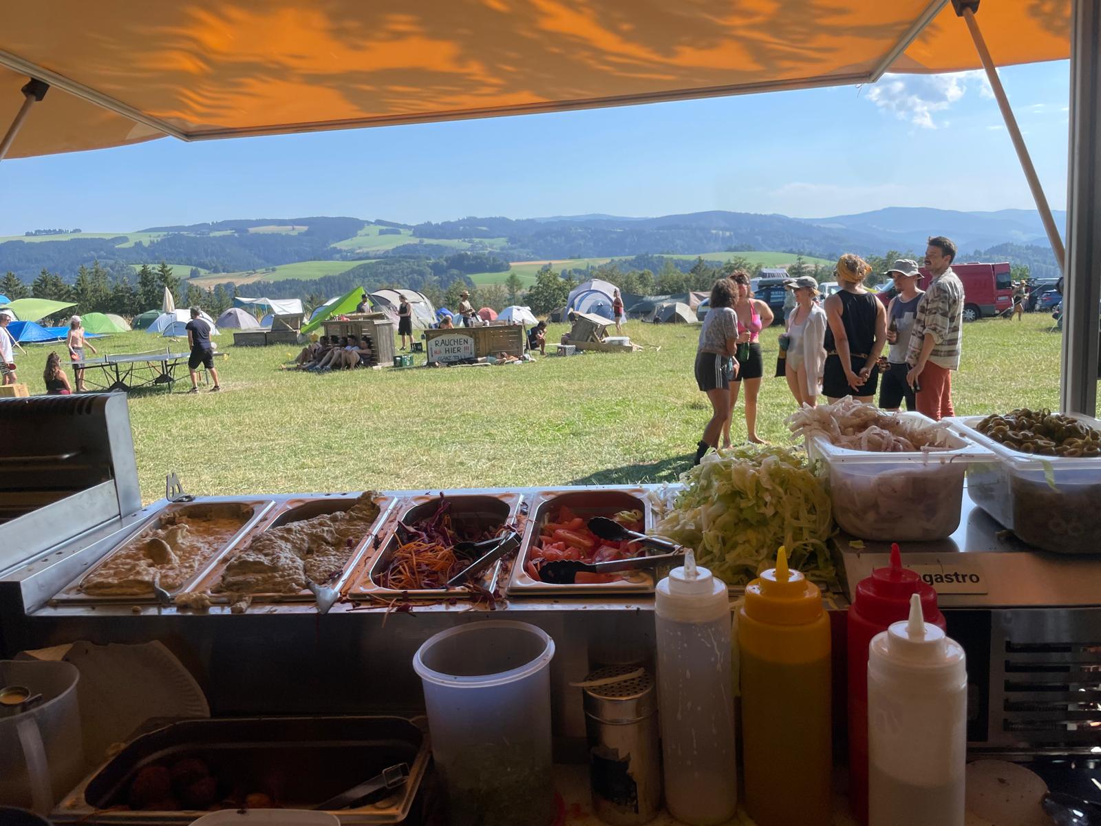 Streetfood-Stand auf einem Festival mit Blick über die Schwarzwaldhügel